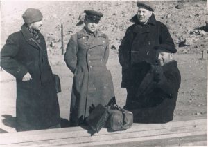 Пяндж, аэродром. Декабрь 1938. Зальцман - слева.